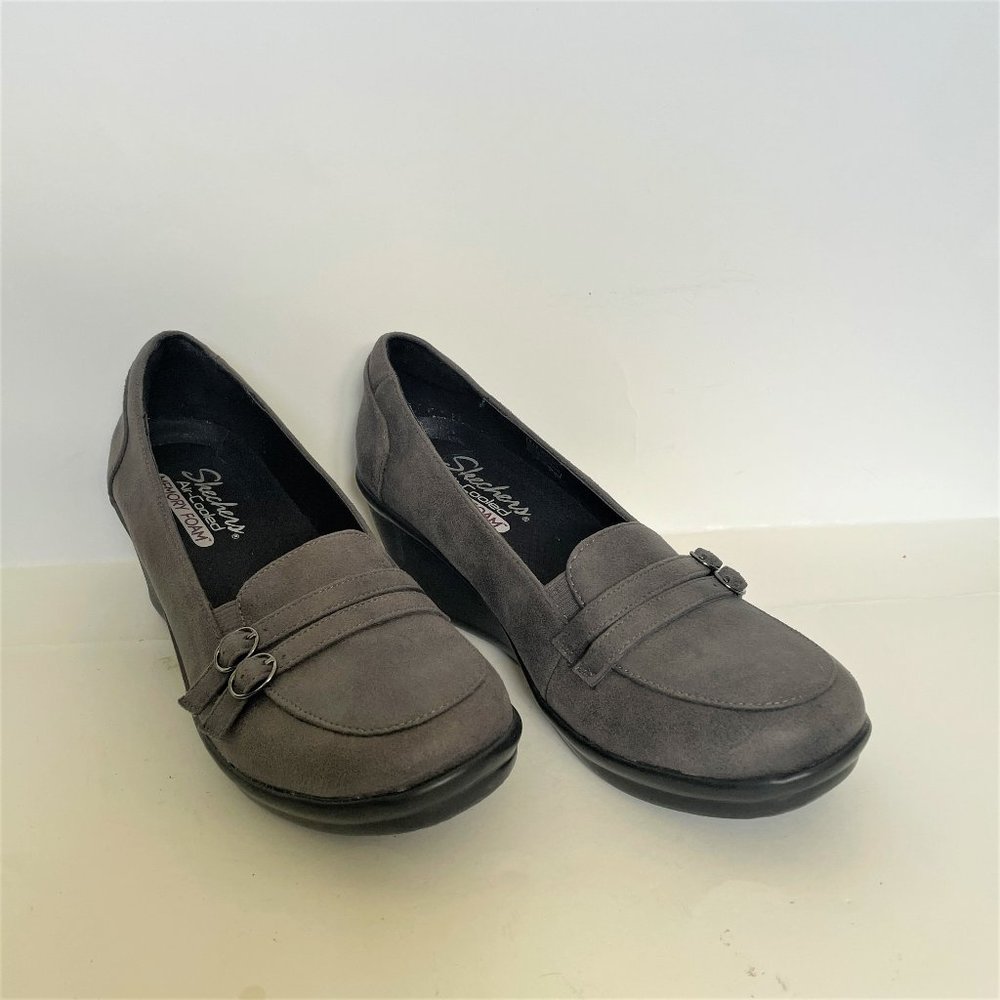 Sketchers Casual walking shoes with integrated heel.